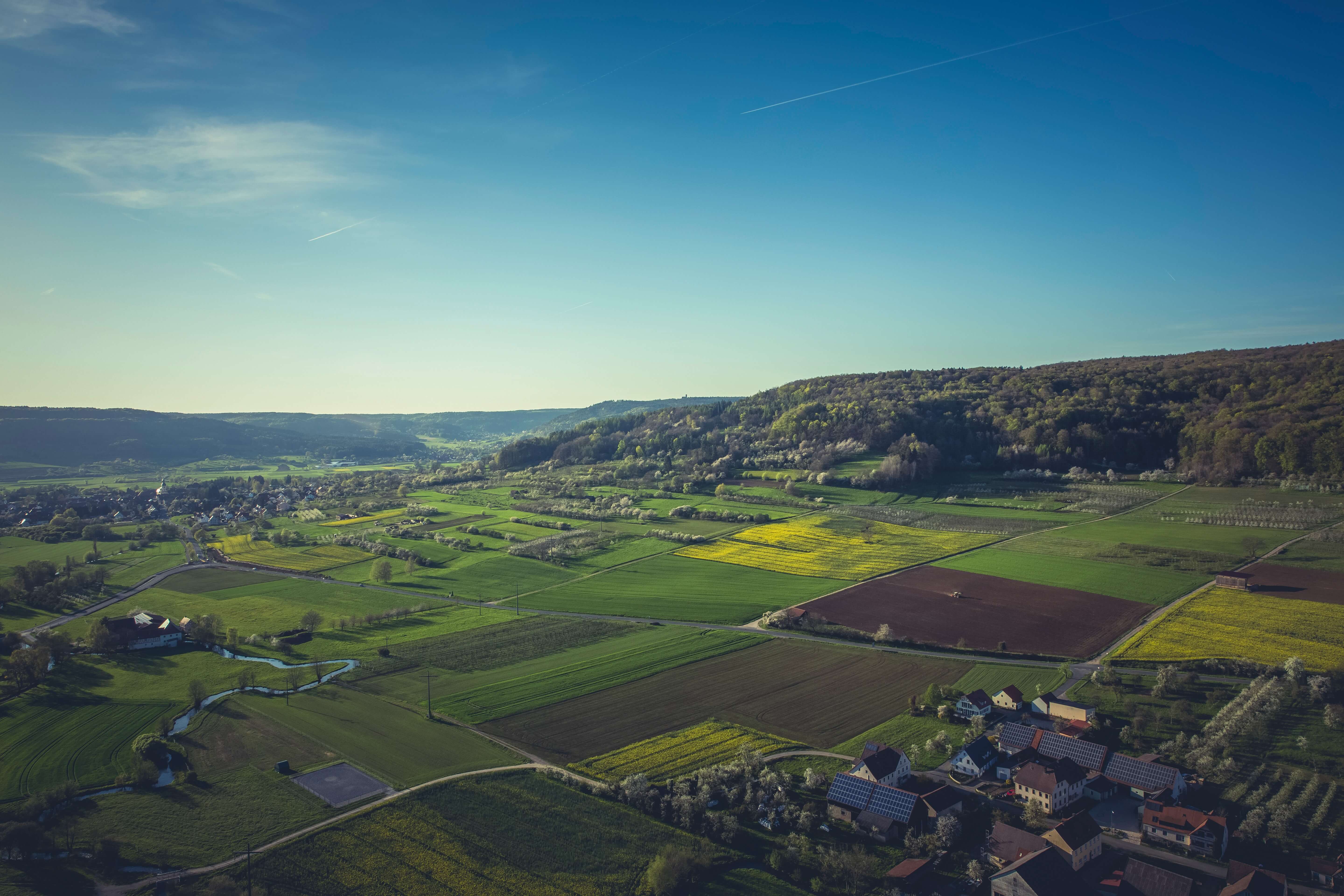 Ferme et terres cultivées en campagne